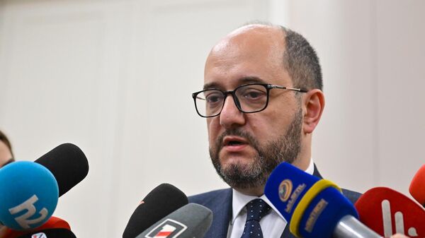 Руководитель аппарата премьера Араик Арутюнян отвечает на вопросы журналистов в здании Национального собрания (29 октября 2025). Еревaн - Sputnik Армения