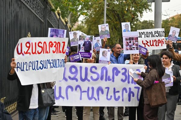 Акция протеста у здания Национального собрания (29 октября 2025). Еревaн - Sputnik Армения