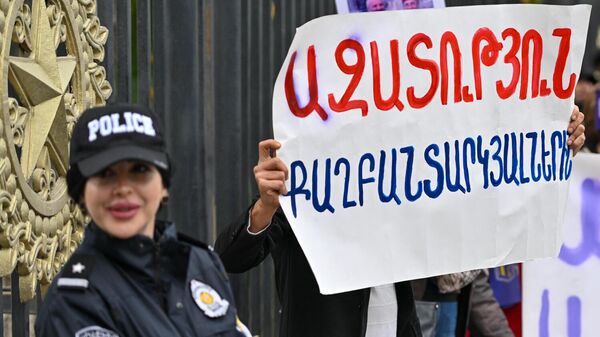Акция протеста у здания Национального собрания (29 октября 2025). Еревaн - Sputnik Армения