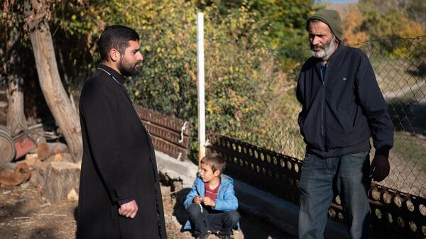 Отец Арутюн беседует с дедом пропавшего Тиграна Ованесова - Sputnik Армения