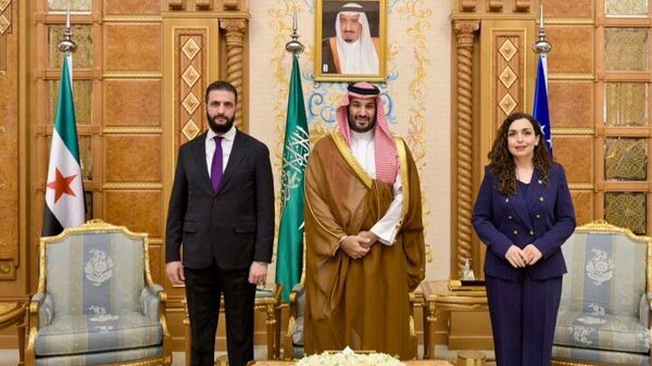 Президент Сирии Ахмед Аш-Шараа, наследный принц Саудовской Аравии Мухаммед бин Салман и президент Косово Вьоса Османи - Sputnik Армения