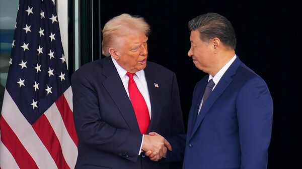 Президент США Дональд Трамп и председатель КНР Си Цзиньпин пожимают друг другу руки, прощаясь после двусторонней встречи на авиабазе Кимхэ (30 октября 2025). Пусан - Sputnik Армения