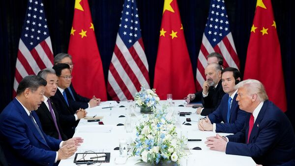 Президент США Дональд Трамп и председатель КНР Си Цзиньпин принимают участие в двусторонней встрече на авиабазе Кимхэ (30 октября 2025). Пусан - Sputnik Армения