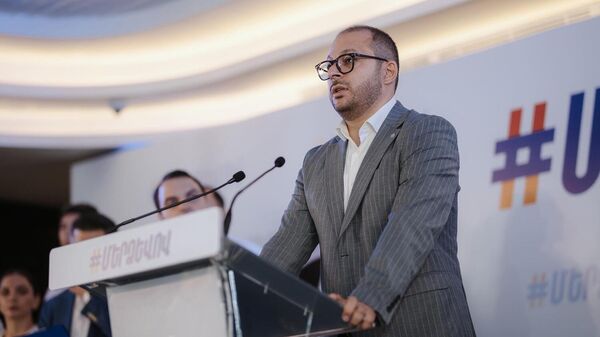 Адвокат Рубен Мхитарян во время презентации народного движения Мер дзевов (29 августа 2025). Еревaн - Sputnik Армения