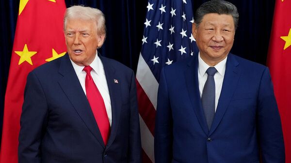 Президент США Дональд Трамп и председатель КНР Си Цзиньпин перед двусторонней встречей на авиабазе Кимхэ (30 октября 2025). Пусан - Sputnik Армения