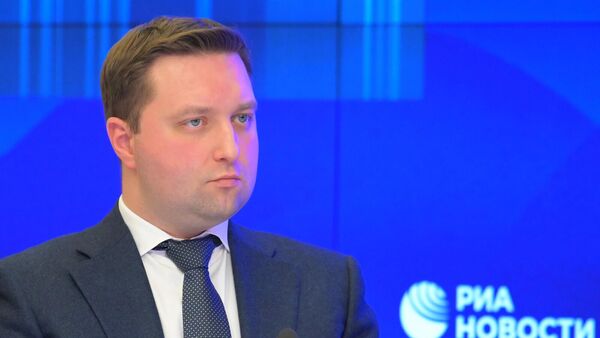 Директор Фонда кино Федор Соснов во время видеомоста по теме международного фестиваля Народы России и СНГ (29 октября 2025). Москвa - Sputnik Армения