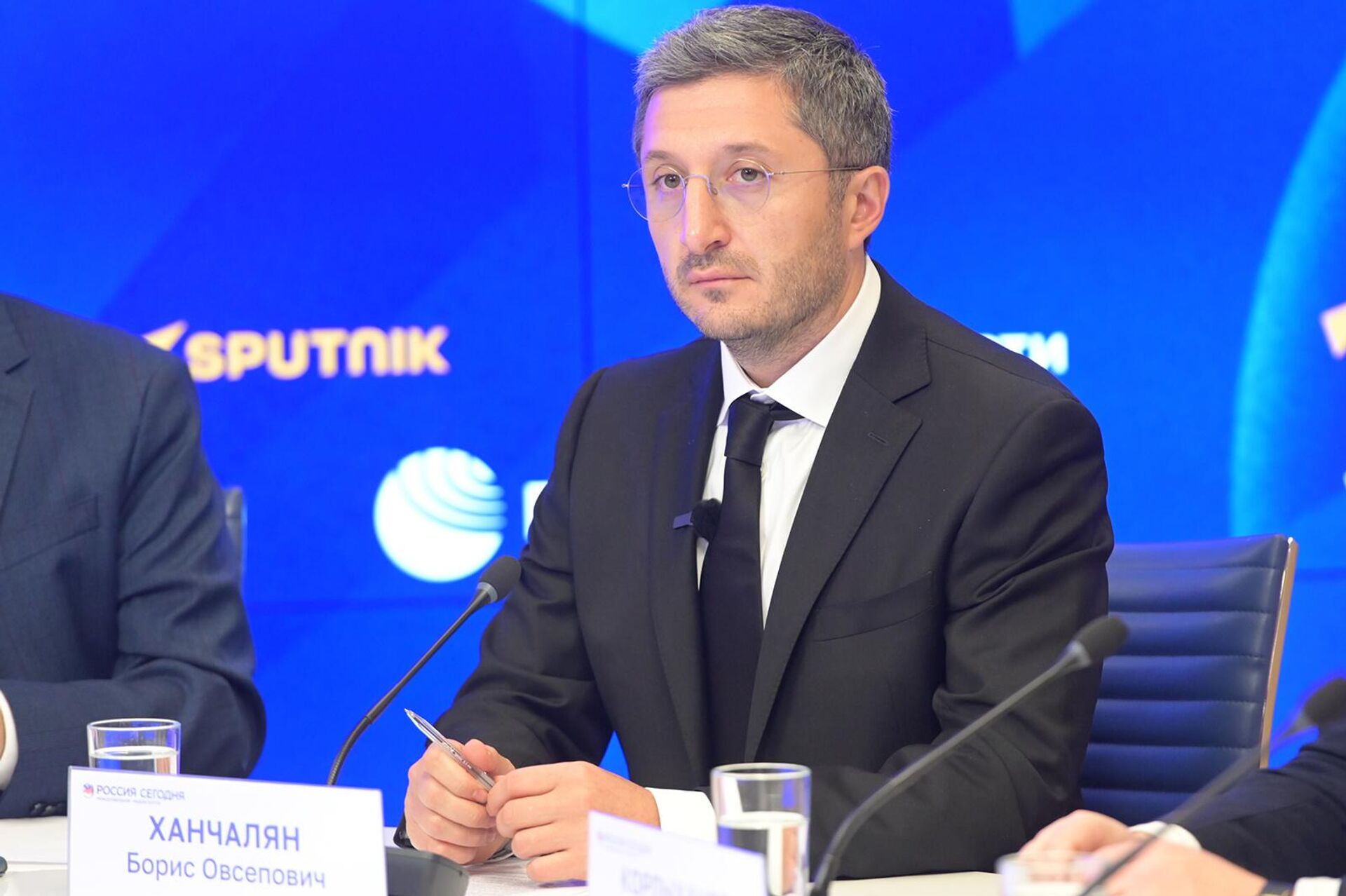 Заместитель генерального директора Газпром-Медиа Холдинг Борис Ханчалян во время видеомоста по теме международного фестиваля Народы России и СНГ (29 октября 2025). Москвa - Sputnik Армения, 1920, 30.10.2025