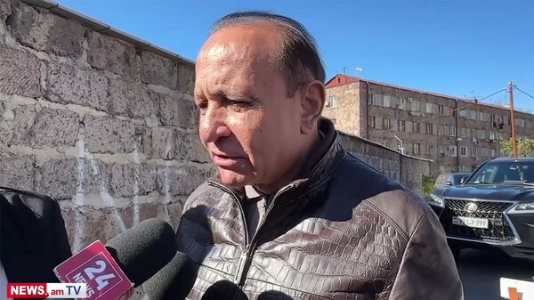 Овик Абраамян отвечает на вопросы журналистов после заседания суда (30 октября 2025). Еревaн - Sputnik Армения