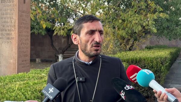 Հովհաննավանքի քահանա տեր Սարգիսը` կարգալույծ արված հոգևորականի կողմից սպասվող պատարագի մասին - Sputnik Արմենիա