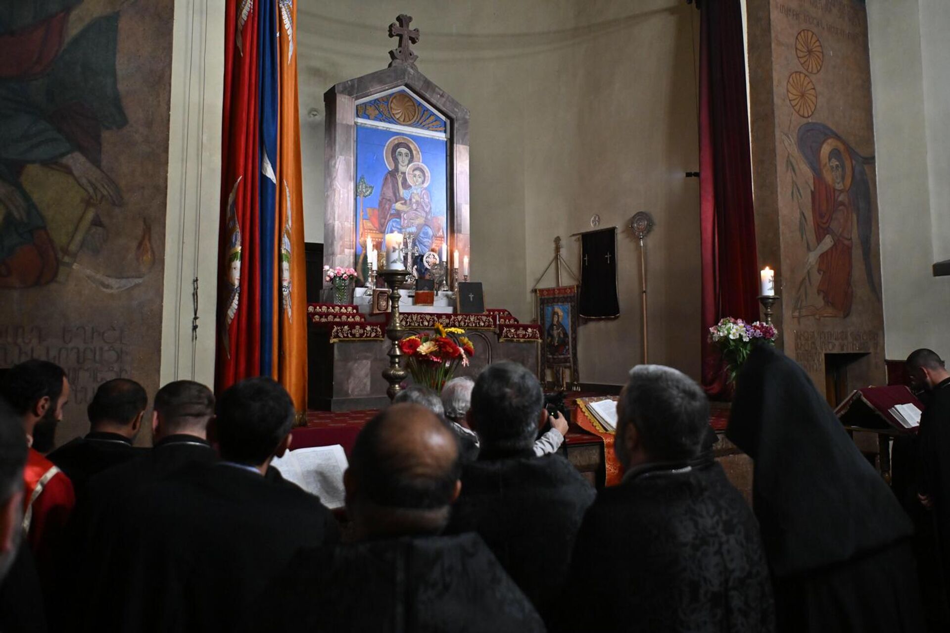Совместная молитва за арестованных духовников в церкви Святого Месропа Маштоца (30 октября 2025). Ошакан - Sputnik Արմենիա, 1920, 30.10.2025