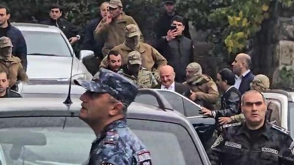 Сотрудники силовых ведомств подвергают приводу мэра Гюмри Вардана Гукасяна (20 октября 2025). Гюмри - Sputnik Армения