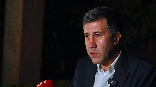 Адвокат Рубен Меликян отвечает на вопросы журналистов у церкви Святого Месропа Маштоца (30 октября 2025). Ошакан - Sputnik Армения