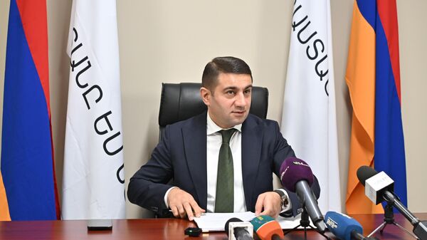 Пресс-конференция экономиста Наири Саркисяна по теме позиции против всеобщего декларирования доходов (31 октября 2025). Еревaн - Sputnik Армения