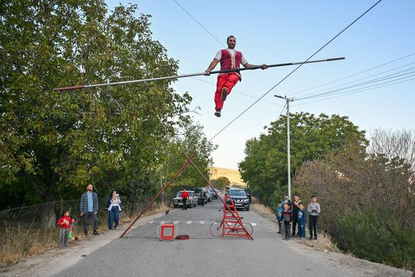 Լարախաղաց Մամիկոն Պապիկյանը - Sputnik Արմենիա
