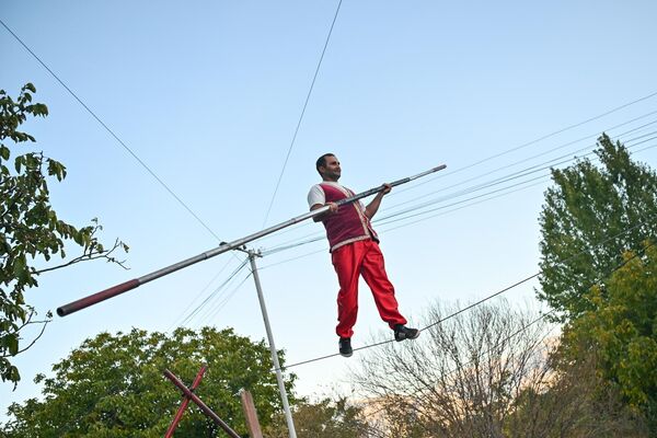 Канатоходец Мамикон Папикян во время представления - Sputnik Армения