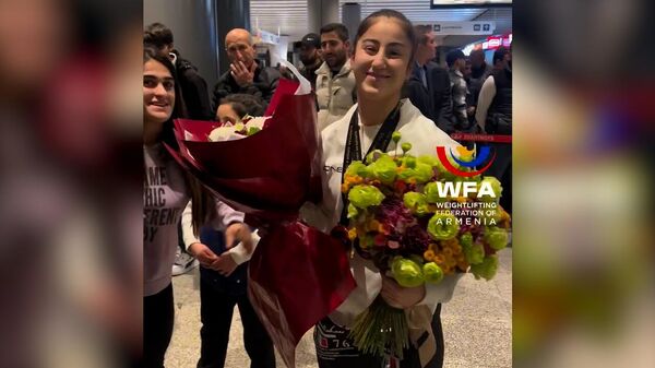 Հայ ծանրամարտիկները Զվաթնոց օդանավակայանում - Sputnik Արմենիա