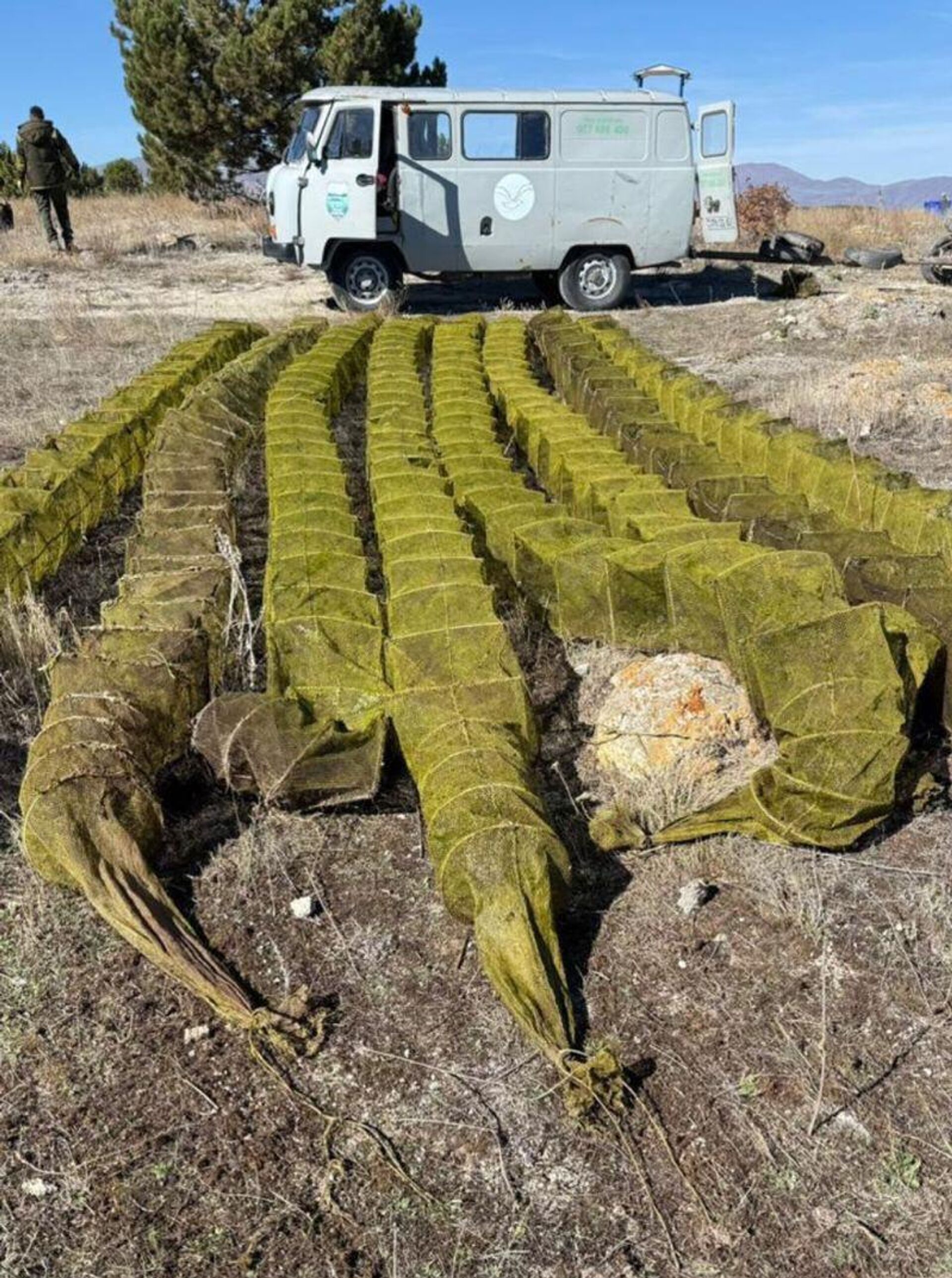 Сотрудники эко-патрульной службы изъяли из озера Севан 346 незаконно установленных ловушек для ловли раков и 90 рыболовных сетей - Sputnik Արմենիա, 1920, 01.11.2025