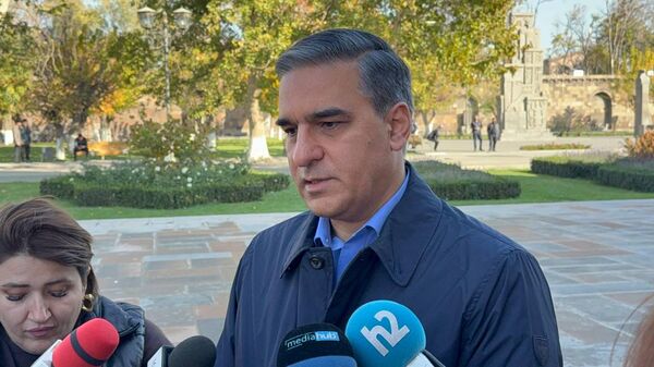 Арман Татоян отвечает на вопросы журналистов у Эчмиадзинского кафедрального собора (2 ноября 2025). Эчмиадзин - Sputnik Армения