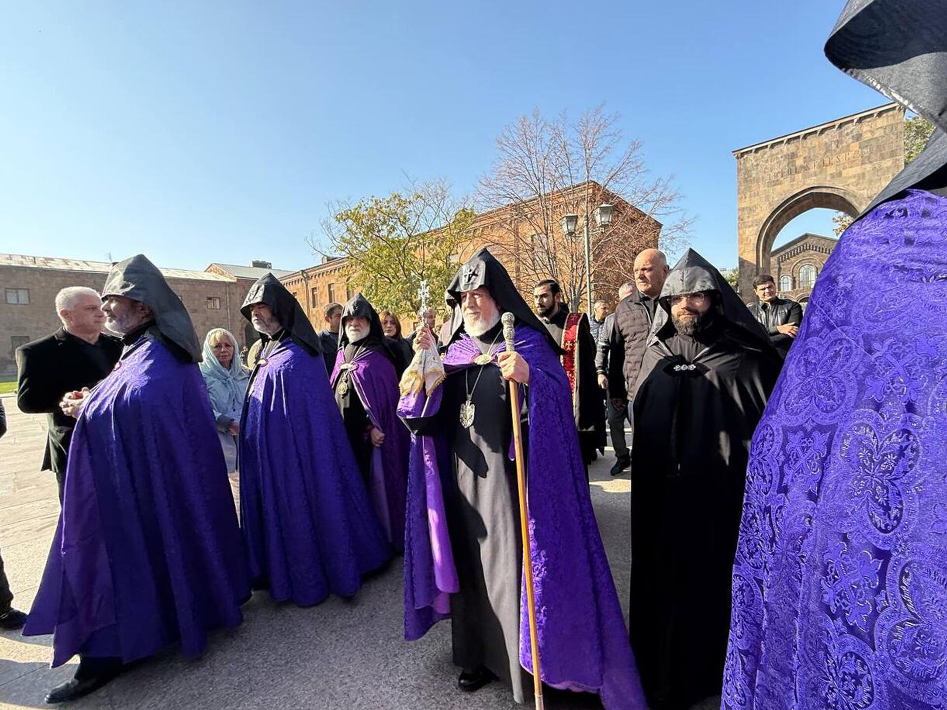 Католикос Гарегин II перед началом литургии по случаю своей 26-й годовщины помазания и интронизации (2 ноября 2025). Эчмиадзин - Sputnik Արմենիա, 1920, 02.11.2025