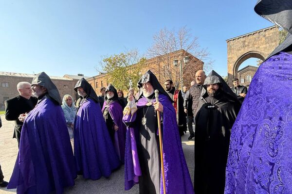 Католикос Гарегин II перед началом литургии по случаю своей 26-й годовщины помазания и интронизации (2 ноября 2025). Эчмиадзин - Sputnik Армения