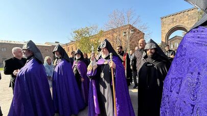 Католикос Гарегин II перед началом литургии по случаю своей 26-й годовщины помазания и интронизации (2 ноября 2025). Эчмиадзин