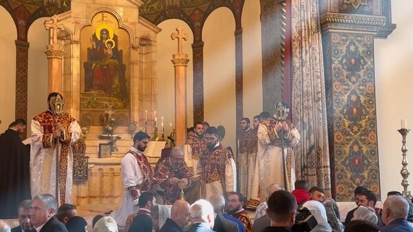 В Эчмиадзине вознесли молитву за пленных армян в Баку, арестованных в Армении священников и предпринимателя Самвела Карапетяна - Sputnik Армения