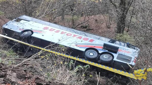 Перевернутый автобус в Ахарцине (2 ноября 2025). Дилижан - Sputnik Армения