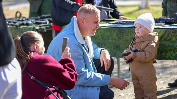 Ռազմական տեխնիկայի ցուցահանդես և դաշտային խոհանոց. Գյումրիում նշվեց Ժողովրդական միասնության օրը - Sputnik Արմենիա