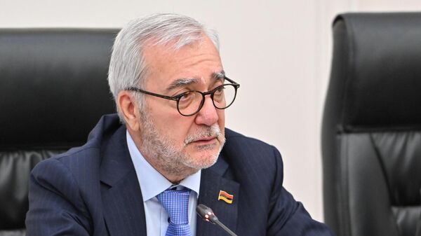 Председатель Постоянной комиссии по вопросам обороны и безопасности Андраник Кочарян во время заседания постоянных комиссий НС по обсуждению госбюджета 2026 (3 ноября 2025). Еревaн - Sputnik Армения