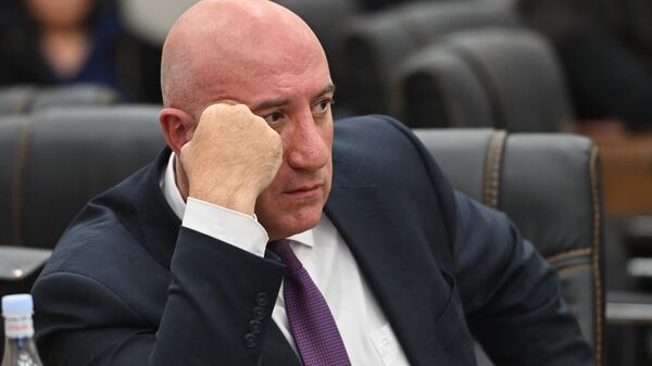 Замминистра обороны Арман Саркисян перед началом заседания постоянных комиссий НС по обсуждению госбюджета 2026 (3 ноября 2025). Еревaн - Sputnik Армения