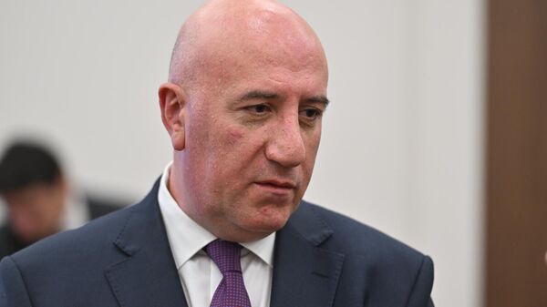 Замминистра обороны Арман Саркисян перед началом заседания постоянных комиссий НС по обсуждению госбюджета 2026 (3 ноября 2025). Еревaн - Sputnik Армения