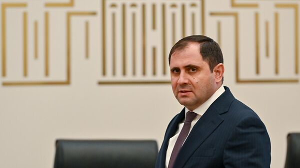 Министр обороны Сурен Папикян перед началом заседания постоянных комиссий НС по обсуждению госбюджета 2026 (3 ноября 2025). Еревaн - Sputnik Армения