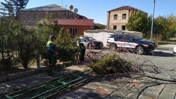 Сотрудники муниципальной службы ведут работы во дворе церкви (3 ноября 2025). Талин - Sputnik Արմենիա
