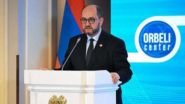 Руководитель Аппарата премьер-министра Араик Арутюнян выступает на открытии ежегодной международного двухдневного мероприятия Форум Орбели: построение мира и многостороннего сотрудничества (4 ноября 2025). Еревaн - Sputnik Армения
