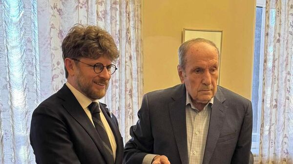 ՀՀ առաջին նախագահ Լևոն Տեր–Պետրոսյանն այսօր իր առանձնատանը հյուրընկալել է Հայաստանում Ֆրանսիայի արտակարգ և լիազոր դեսպան Օլիվիե Դըկոտինյիին - Sputnik Արմենիա