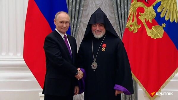 ՌԴ նախագահն Ալեքսանդր Նևսկու շքանշան է շնորհել Եզրաս արքեպիսկոպոս Ներսիսյանին - Sputnik Արմենիա