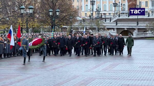 Секретари Совбезов стран СНГ возложили венок и цветы к Вечному огню на Могиле Неизвестного Солдата в Москве - Sputnik Армения