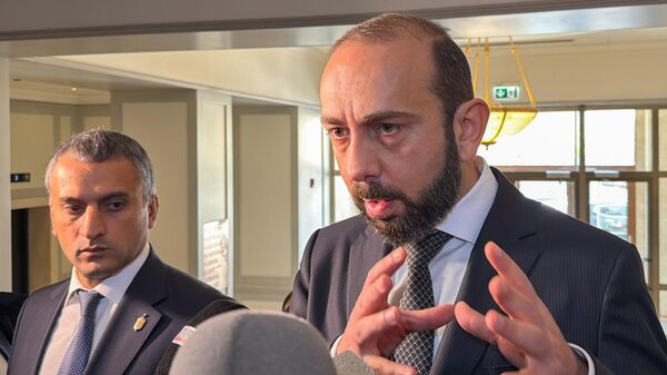 Министр иностранных дел Арарат Мирзоян отвечает на вопросы журналистов после выступления на ежегодном мероприятии Форум Орбели: построение мира и многостороннего сотрудничества (5 ноября 2025). Еревaн - Sputnik Армения