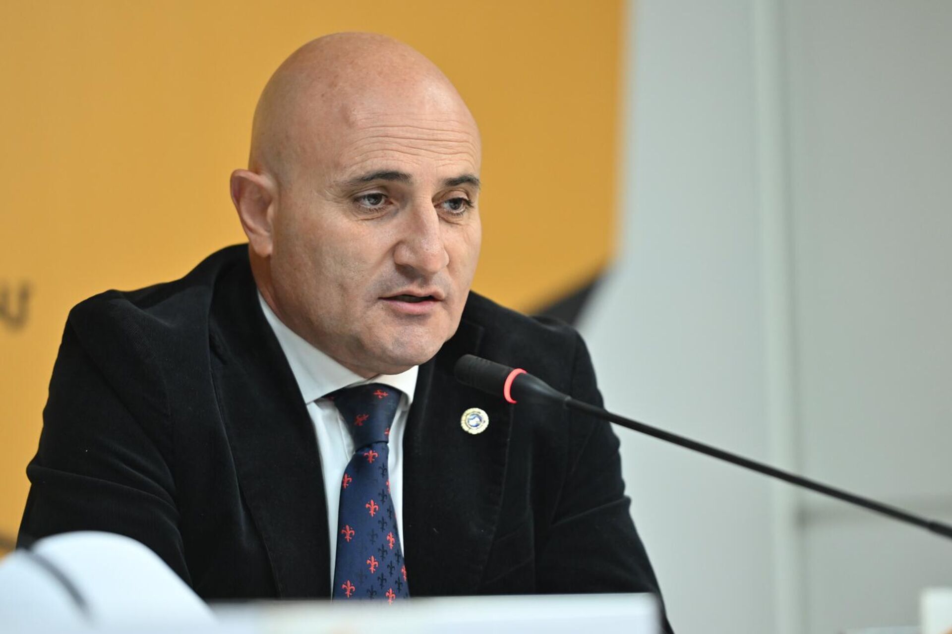 Председатель Федерации туризма Армении Мехак Апресян на совместной с гендиректором ЮКЖД пресс-конференции (5 ноября 2025). Еревaн - Sputnik Армения, 1920, 05.11.2025