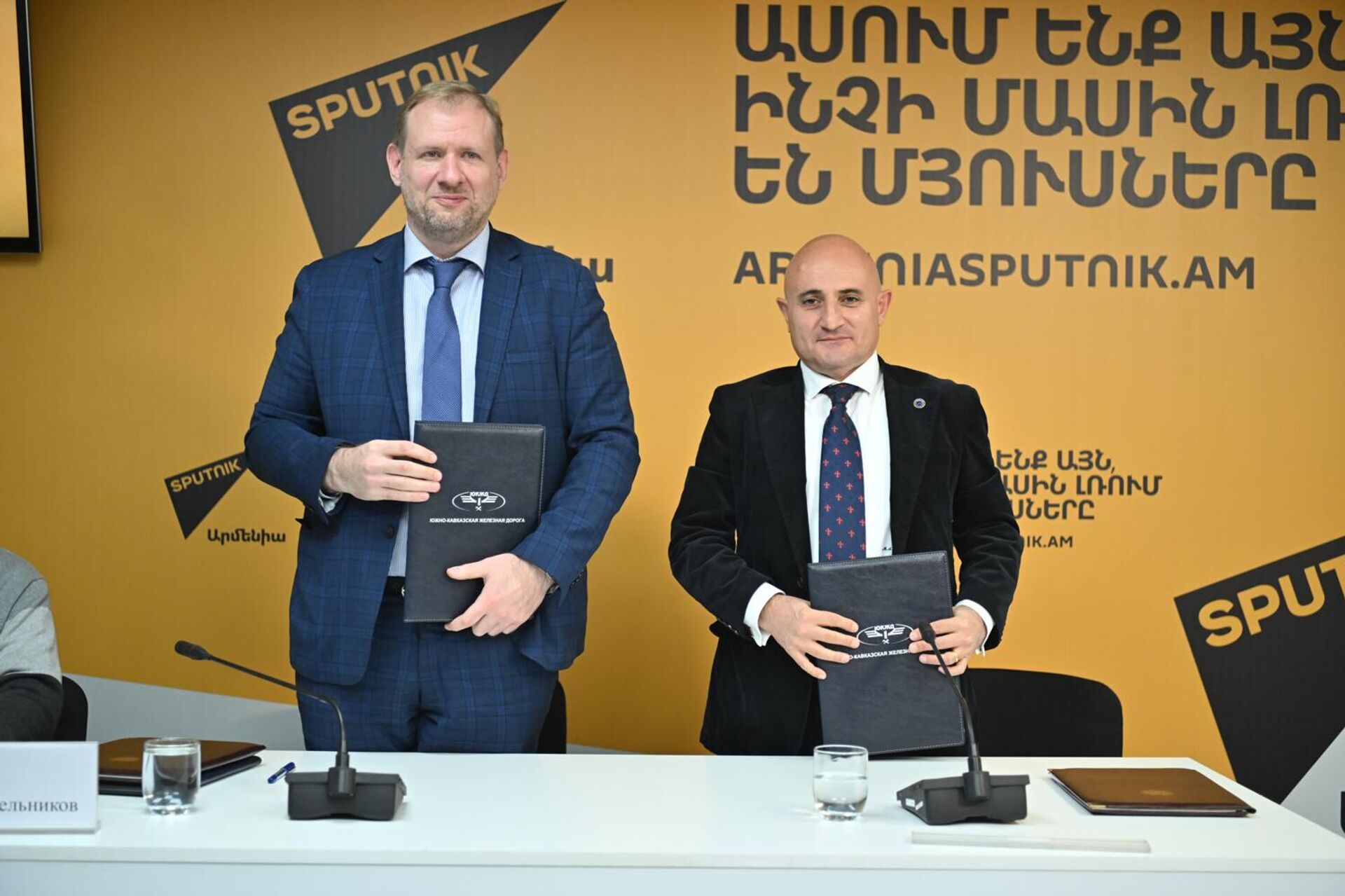 Председатель Федерации туризма Армении Мехак Апресян и генеральный директор ЮКЖД Алексей Мельников подписали меморандум об активизации сотрудничества в сфере железнодорожного туризма во время совместной пресс-конференции (5 ноября 2025). Еревaн - Sputnik Արմենիա, 1920, 05.11.2025