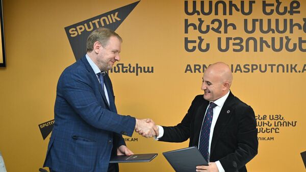 Председатель Федерации туризма Армении Мехак Апресян и генеральный директор ЮКЖД Алексей Мельников подписали меморандум об активизации сотрудничества в сфере железнодорожного туризма во время совместной пресс-конференции (5 ноября 2025). Еревaн - Sputnik Армения