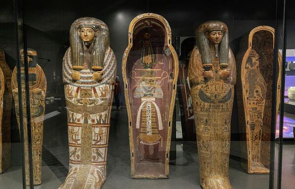 Перед глазами — саркофаги с тончайшими росписями и иероглифами, в которых покоились представители древнеегипетской элиты. - Sputnik Армения