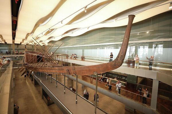 Общий вид 4600-летней солнечной ладьи египетского фараона Хеопса, представленной в Большом Египетском музее  - Sputnik Армения