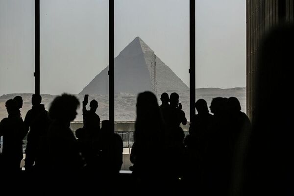 Вид на пирамиду Хеопса из окон Большого Египетского музея  - Sputnik Армения