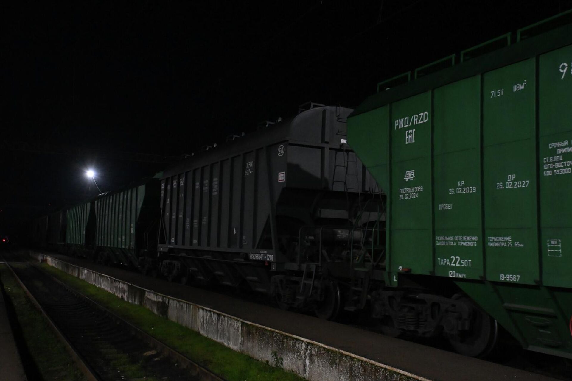 Первая партия российской пшеницы, прибывшей по железной дороге через Азербайджан, на станции Айрум (6 ноября 2025). Лори - Sputnik Արմենիա, 1920, 06.11.2025