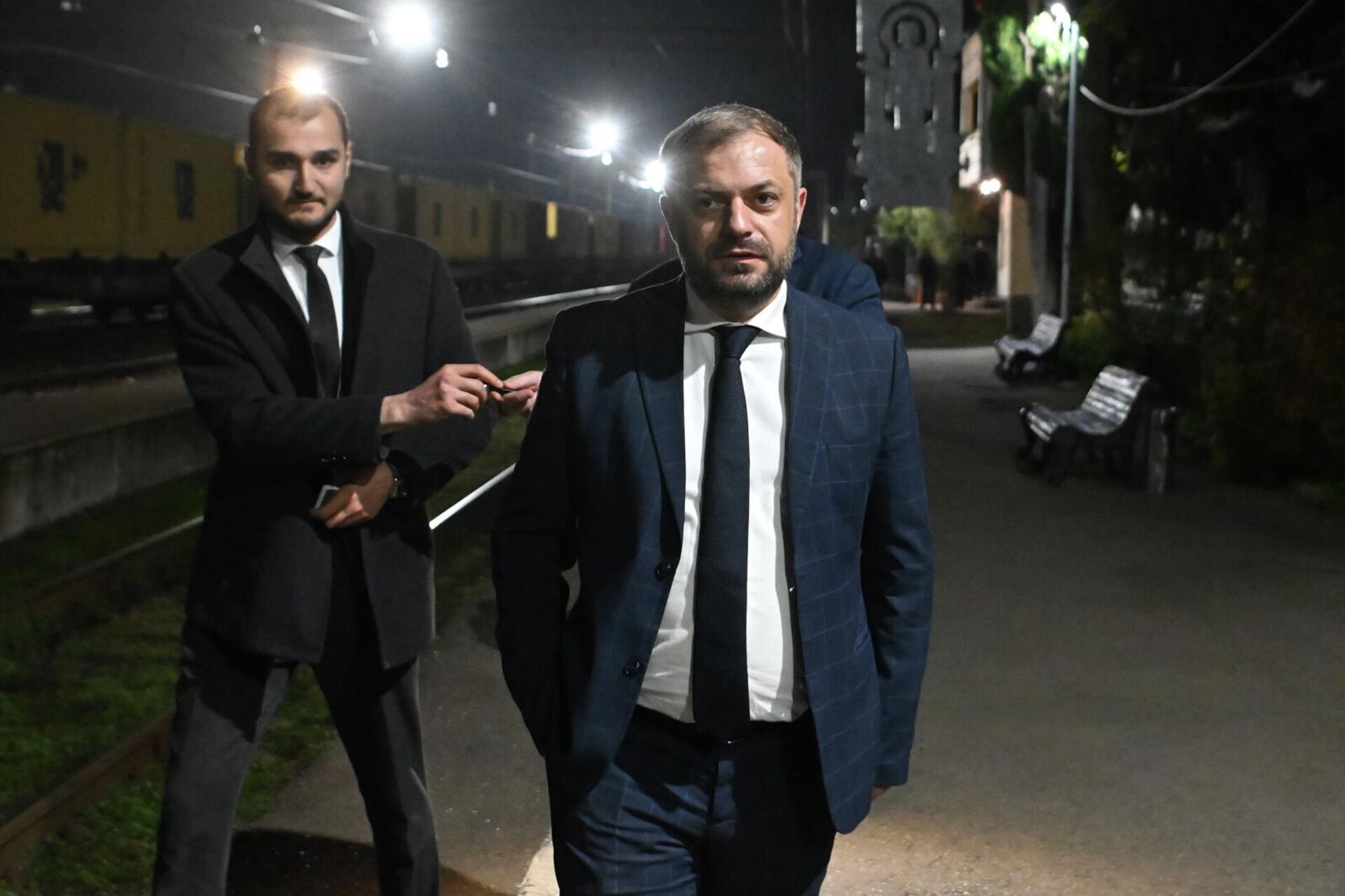 Министр экономики Геворг Папоян на станции Айрум встречает первую партию российской пшеницы, прибывшей по железной дороге через Азербайджан (6 ноября 2025). Лори - Sputnik Արմենիա, 1920, 06.11.2025