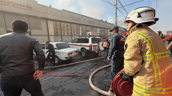 Сотрудники пожарной службы на месте пожара в ТЦ Ереван сити (6 ноября 2025). Ереван - Sputnik Армения