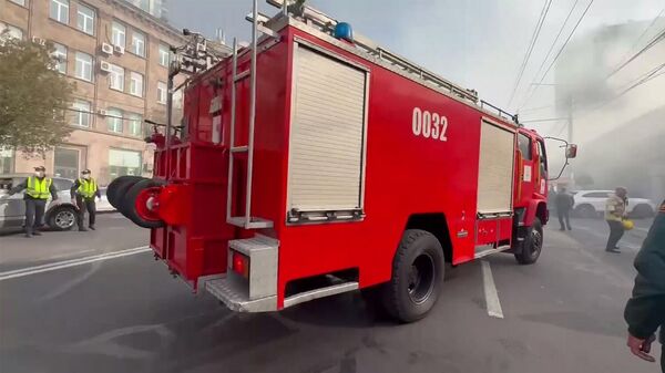 Сотрудники пожарной службы на месте пожара в ТЦ Ереван сити на проспекте Комитаса - Sputnik Արմենիա