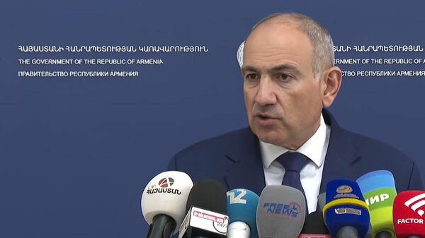 Премьер-министр Никол Пашинян отвечает на вопросы журналистов после заседания правительства (6 ноября 2025). Еревaн - Sputnik Армения