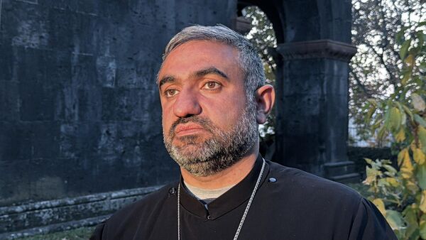 Отец Парен перед совместной молитвой (6 ноября 2025). Мугни - Sputnik Армения